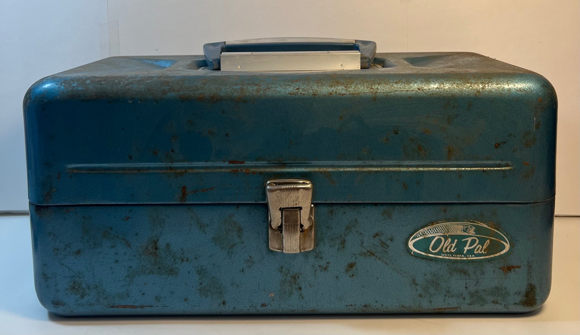 Old Pal Fishing Tackle Box #1888205 | Auctionninja.com