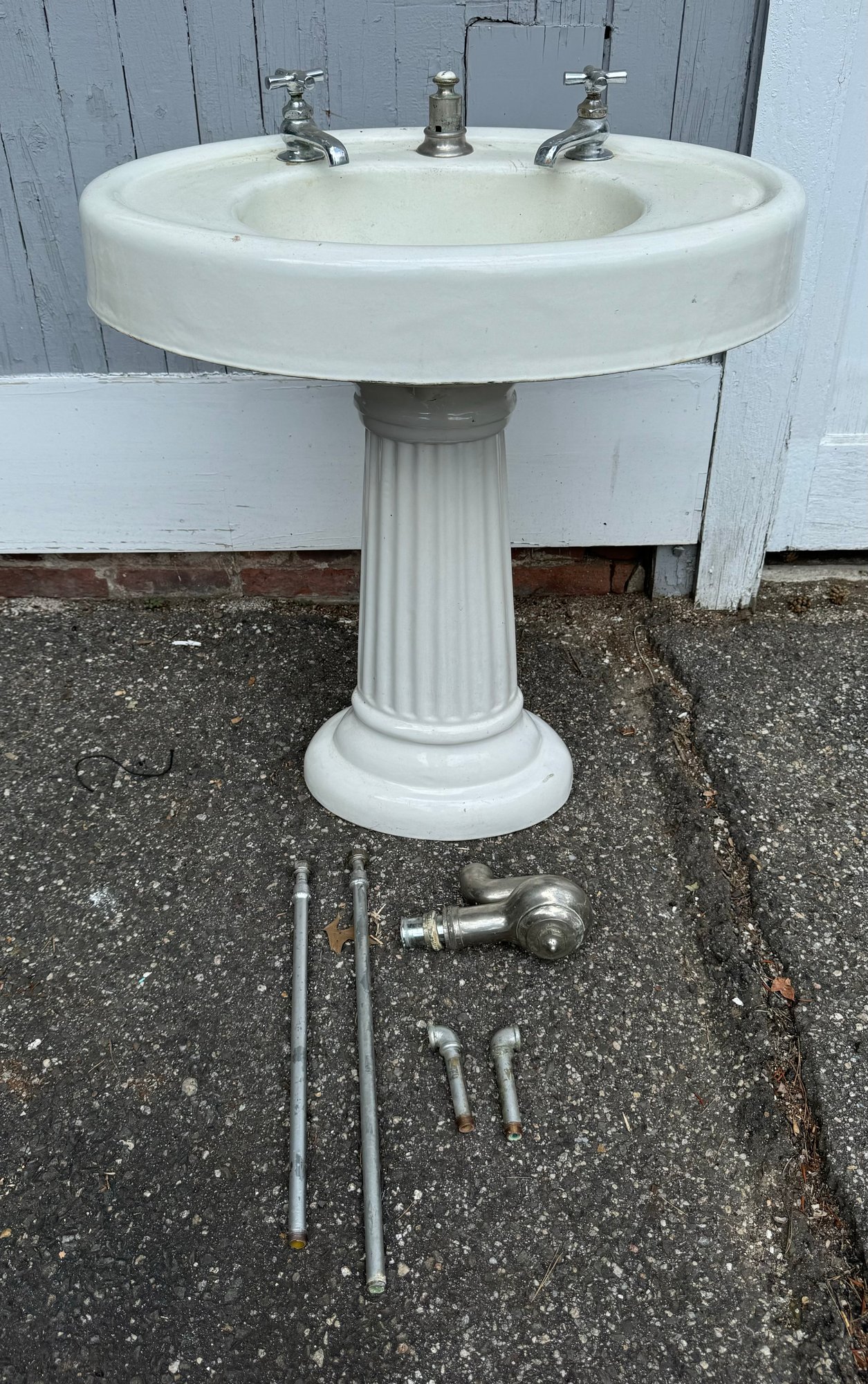 Antique White Cast Iron Pedestal Oval Sink #1909376 | Auctionninja.com