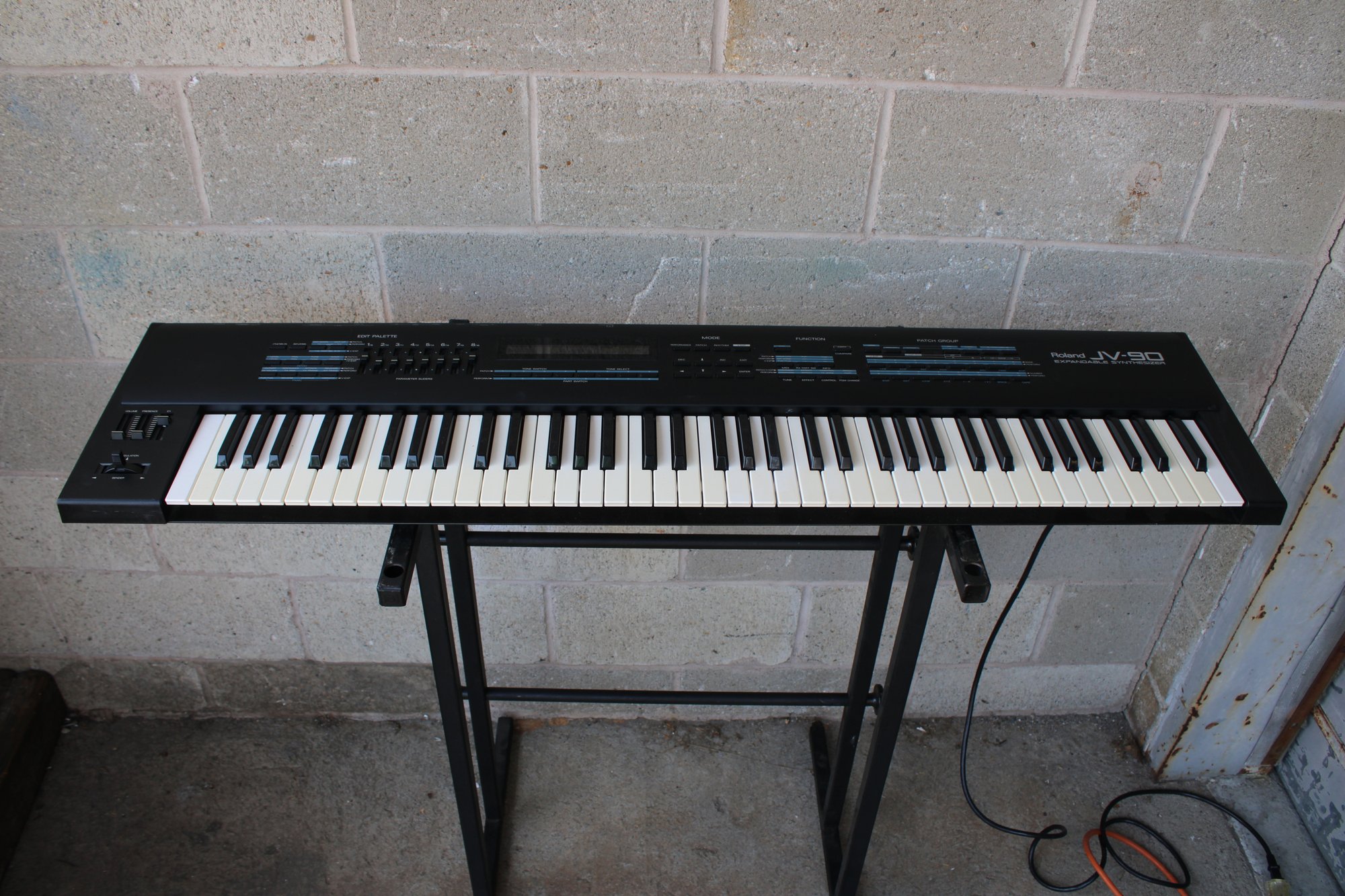Roland JV-90 Expandable Synthesizer #1923339 | Auctionninja.com