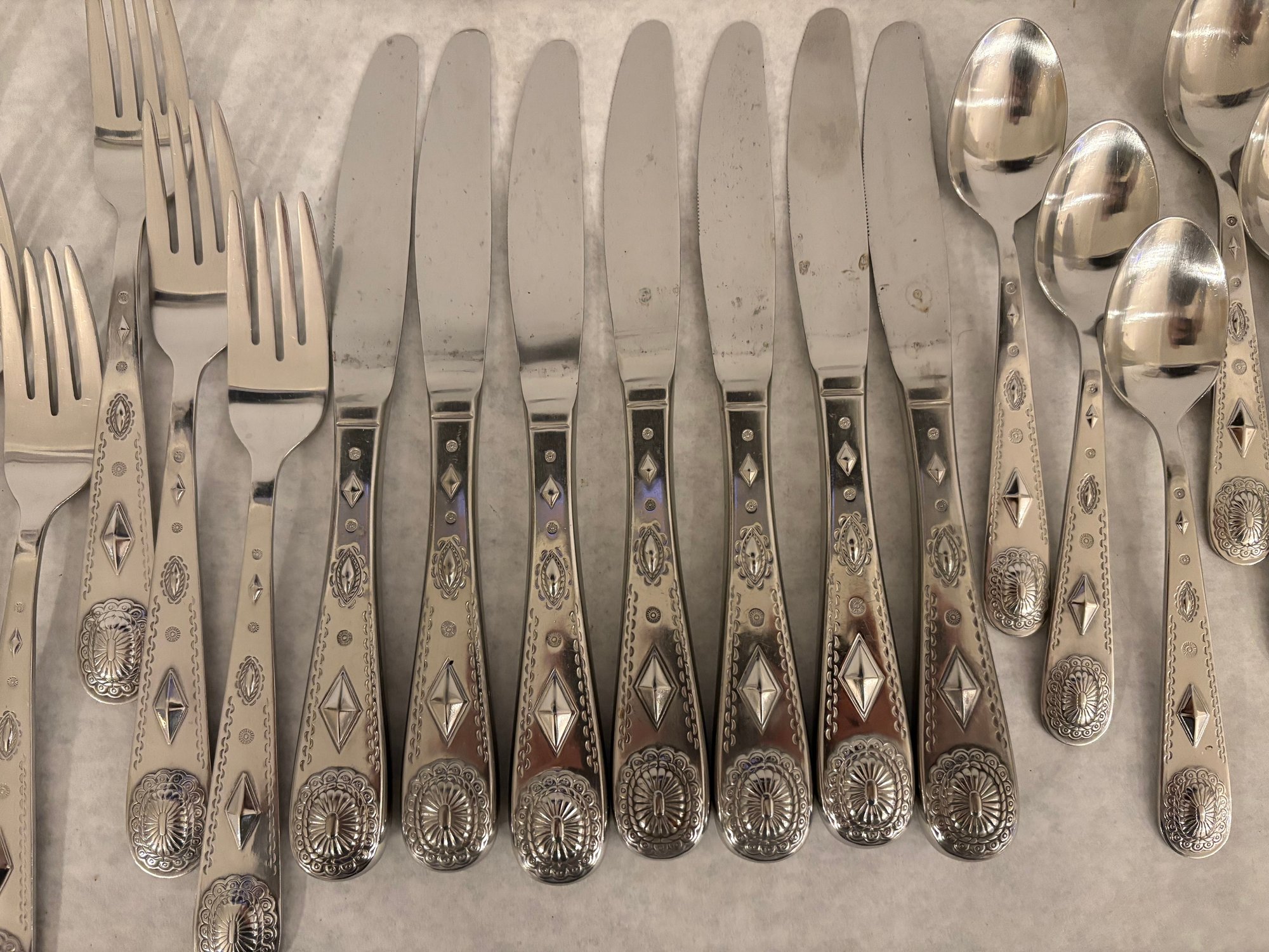 Wallace Taos Pattern Stainless Flatware #2288969 | Auctionninja.com