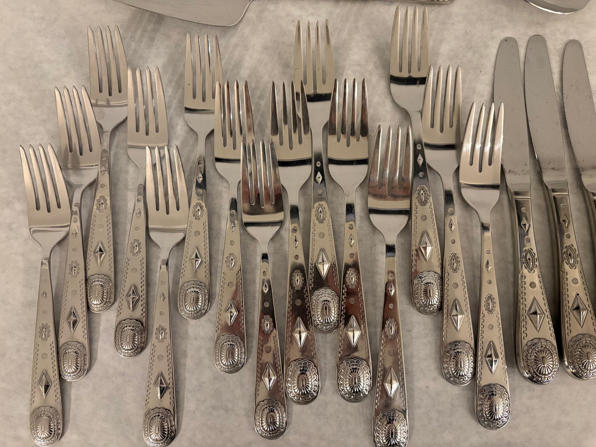 Wallace Taos Pattern Stainless Flatware #2288969 | Auctionninja.com