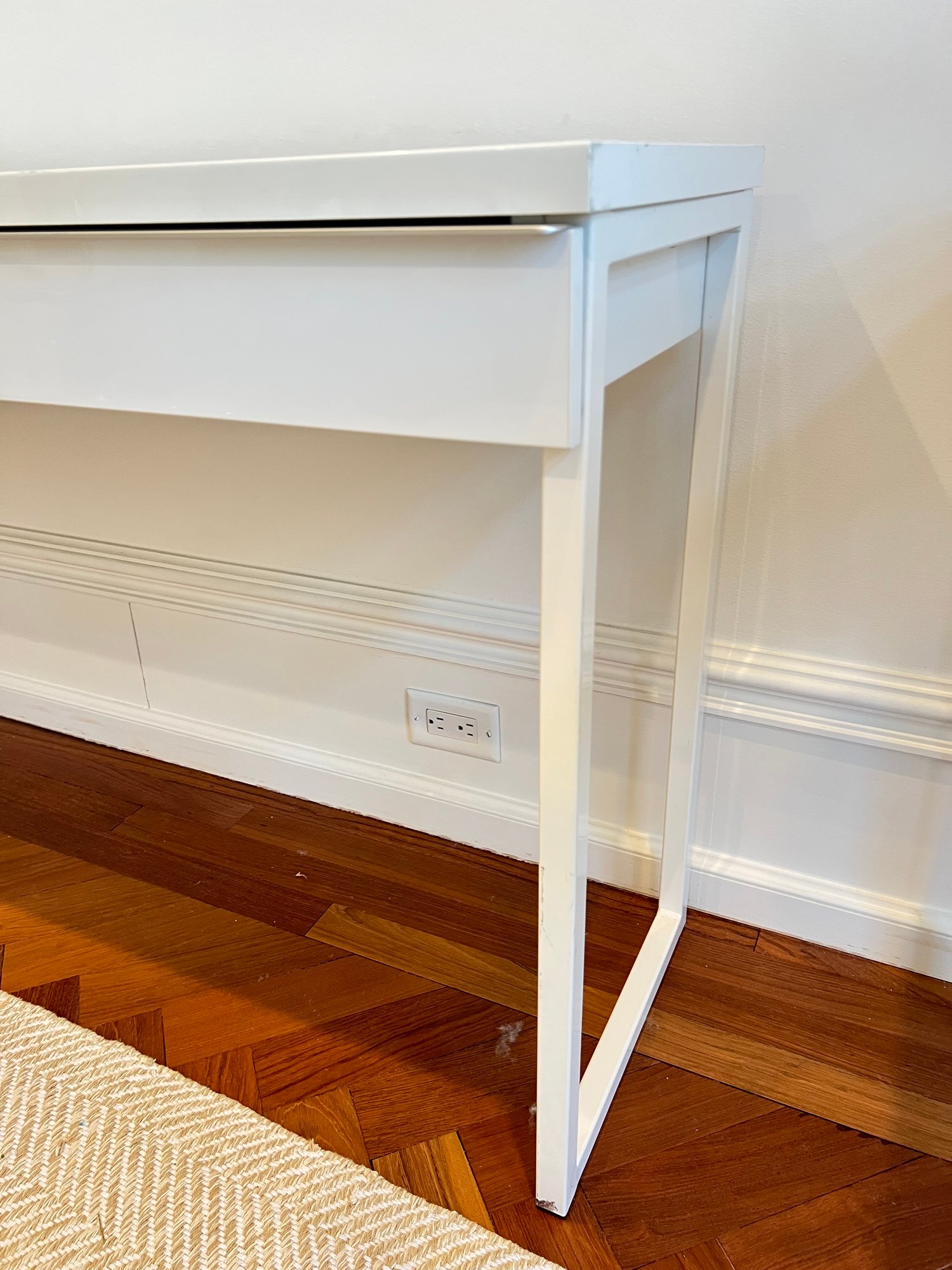 Ikea White Gloss Besta Burs Desk (1 Of 2) #2119559 | Auctionninja.com