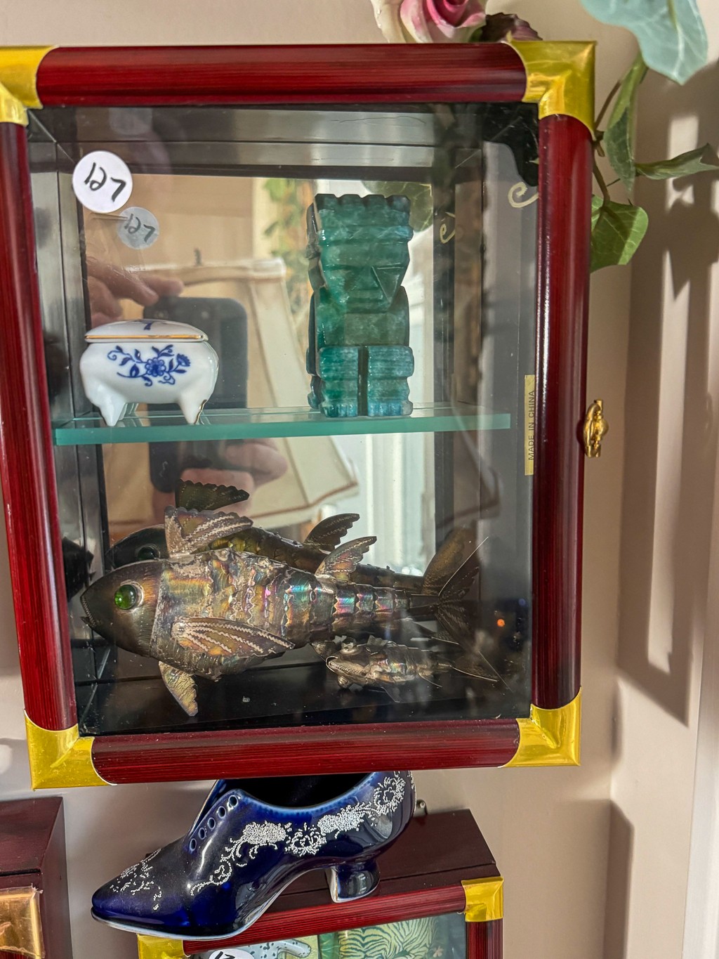 DISPLAY CASE OF VINTAGE OBJECTS #2195484 | Auctionninja.com