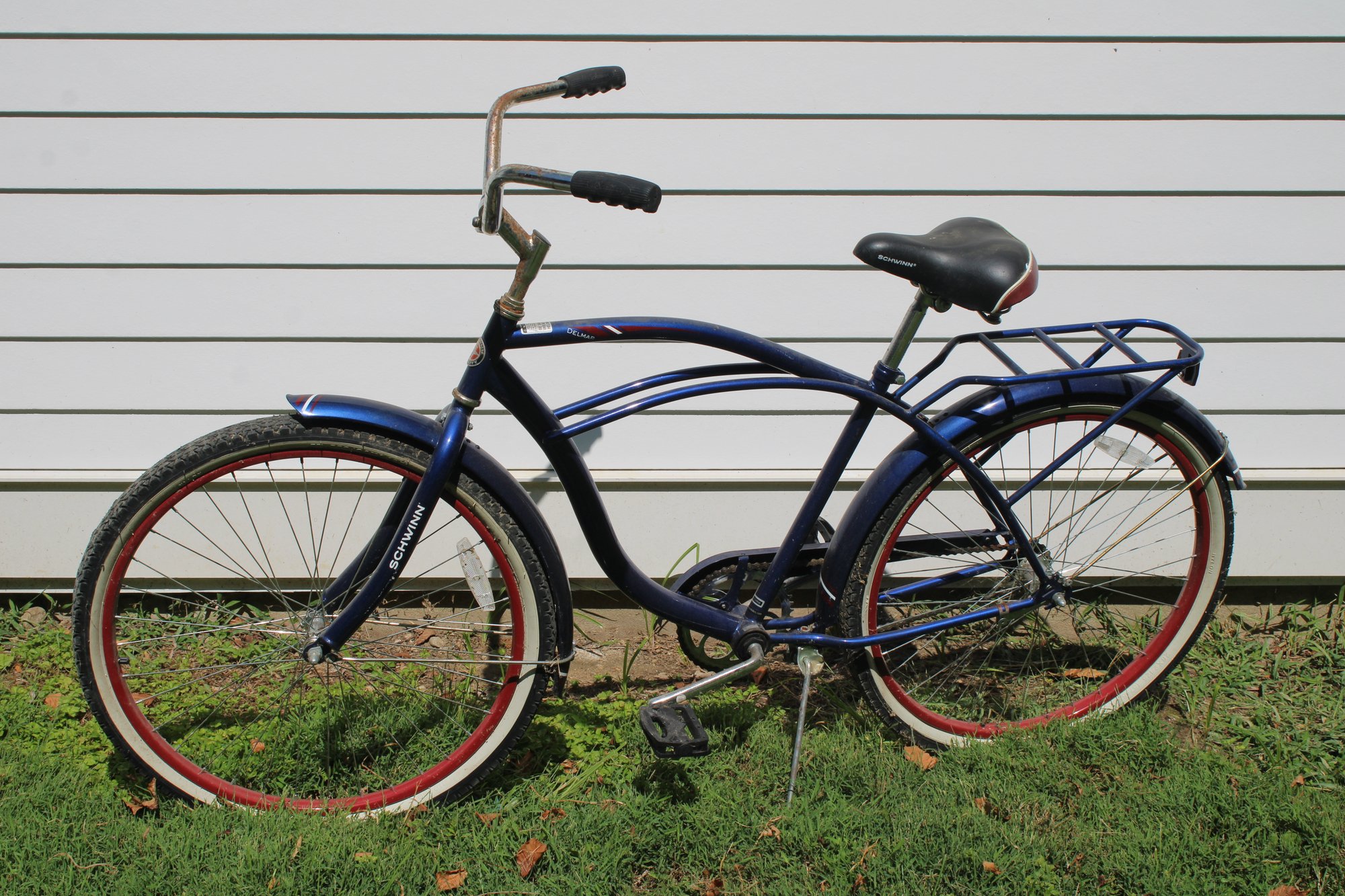 Vintage Schwinn Men's Beach Cruiser Bicycle With Luggage Rack