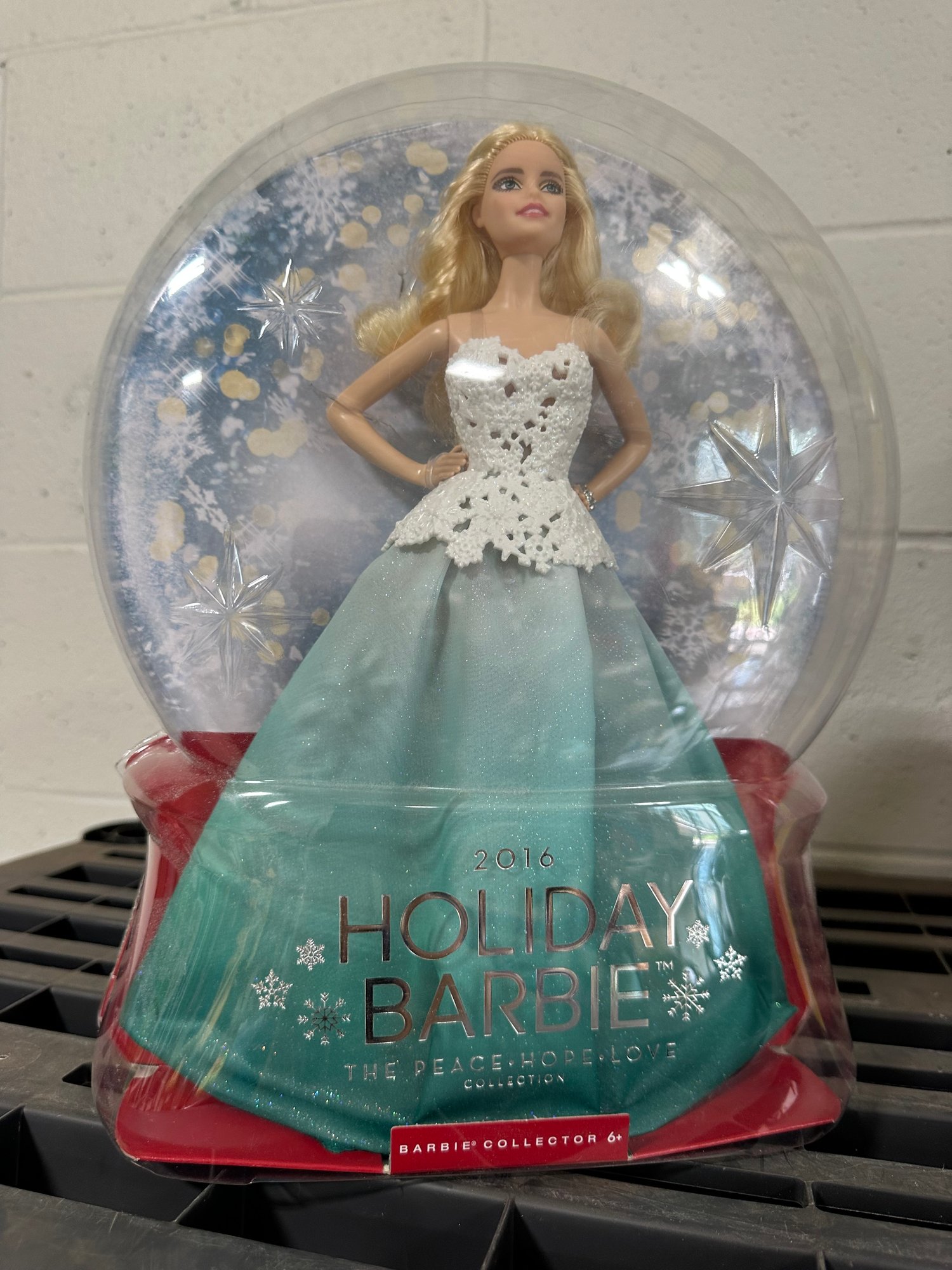 NEW IN Snow Globe Shaped Box - Holiday Barbie 2016 - G8058 #40718815