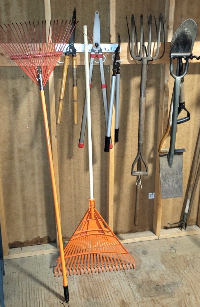 Nice Assortment Of10 Yard Tools: 2 Rakes, 3 Pruning Tools, 2 Pitch ...