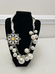 Chuncky Pearl Neclace With Rhinestoned Star