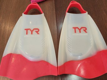 Tyr Size 8-9 Hydroblade Swim Training Find