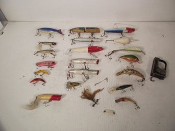 LOT OF VINTAGE WOODEN FISHING LURESAND SCALE.