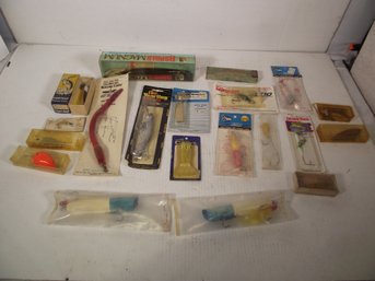 NEW OLD STOCK LOT OF FISHING LURES SOME ARE WOODEN.