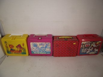 LOT OF 4 PLASTIC AND METAL VINTAGE LUNCH BOXES.