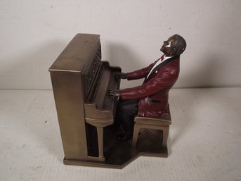 VERNESE DESIGN BLACK JAZZ MUSICIAN PLAYING THE PIANO MADE OF RESIN.