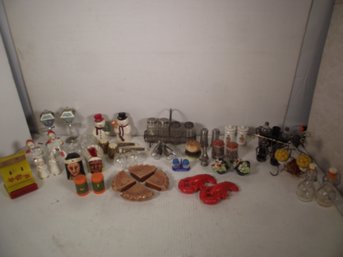 LARGE LOT OF VINTAGE SALT AN PEPPER SHAKERS.