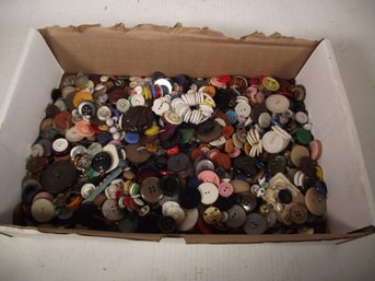 LOT OF VINTAGE BUTTONS.