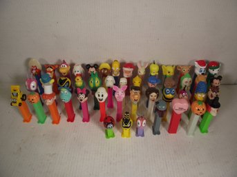 LARGE VINTAGE PEZ CANDY DESPENSER LOT.