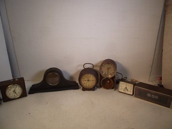 LOT OF VINTAGE CLOCKS AND ALARM CLOCKS.