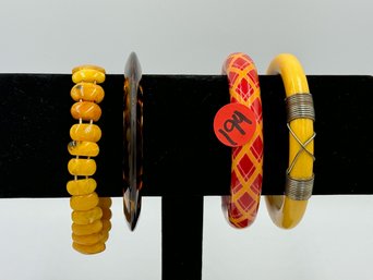 VINTAGE BANGLES INCLUDES BAKELITE