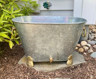 Hen-Feathers Galvanized Metal Lion Foot Planter Beverage Tub