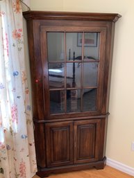 Elegant Corner Display And Storage Lot 2