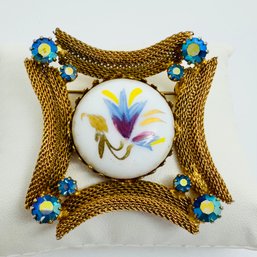 BEAUTIFUL GOLD TONE MESH BLUE RHINESTONE HAND PAINTED WHITE GLASS CENTER BROOCH