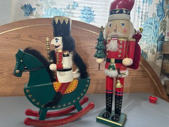 2 Nutcrackers