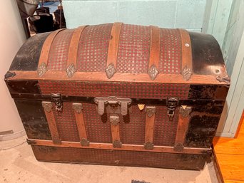 ANTIQUE DOMETOP TRUNK