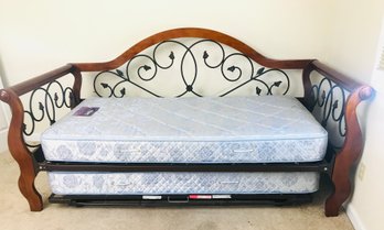 Traditional Daybed With Pop-Up Trundle