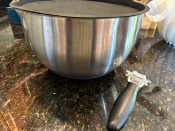 Pampered Chef Stainless Mixing Bowl With Lid And Corn Husker
