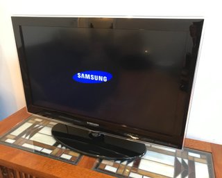 Samsung 32' HDTV With Remote & Original Stand