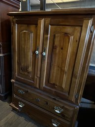 Nice Chest With 4 Interior Drawers