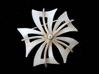 Vintage JJ Two Tone Metal Flower Brooch