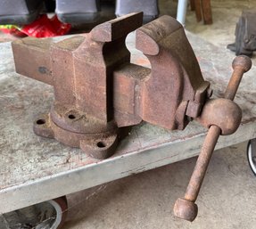 Vintage Chas. Parker Co. No. 23X Swivel Base Bench Vise (2)