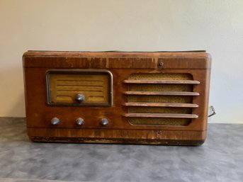 Vintage General Electric F-70 Radio