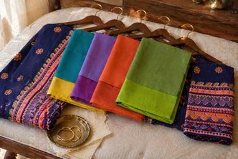 William Sonoma Tablecloth And 8 Napkins  Vibrant Designer Textile Set Multicolor Bohemian Pattern