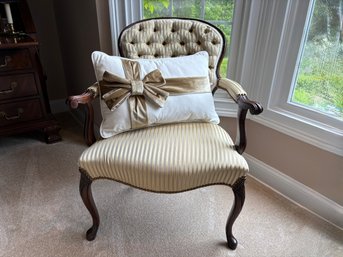 Vintage Tufted Back Arm Chair With Decorative Pillow