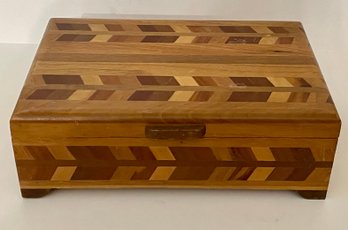 Great Looking Vintage Inlaid Wooden Hinged Box