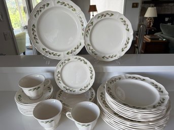 Large Set Of Wedgwood 'queen's Holly' English China Dishware