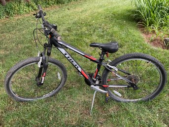 A Trek Three Series - 3500 Youth Mountain Bike (26 Inch Wheels)
