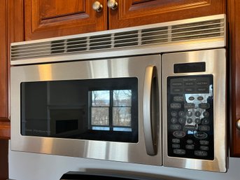 An Amana Over Range Microwave With Vent - ACO1560AS - LOC A