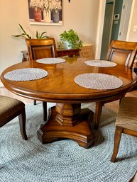 Excellent Condition Newer  Single Pedestal Round Table .