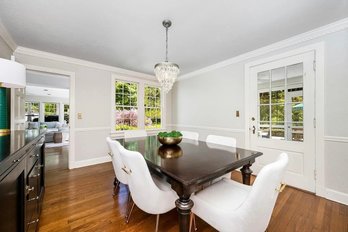 A Bernhardt Furniture Extending Dining Table - 78' - 114'