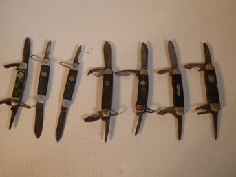 LOT OF VINTAGE BOY SCOUT, GIRL SCOUT, AND CUB SCOUT POCKET KNIVES.