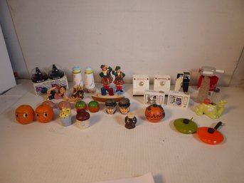 LOT OF VINTAGE SALT AND PEPPER SHAKERS.