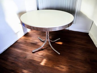 Coaster Home Furnishings Retro 42-inch Round Dining Table With A White Top And Chrome Based