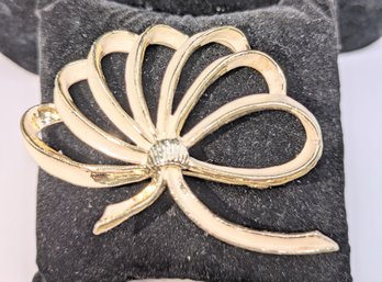 Vintage Gold Tone & Enamel Ribbon/Bow/Fan Brooch