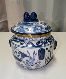 Vintage Chinese Blue And White Porcelain Ginger Jar With A Foo Dog Lid Handle Top -Made In Thailand