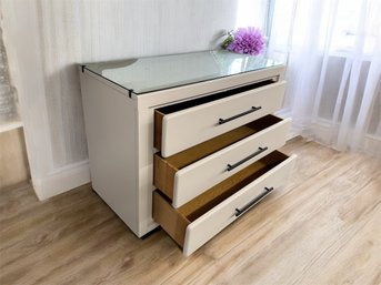 Bassett White And Black Dresser