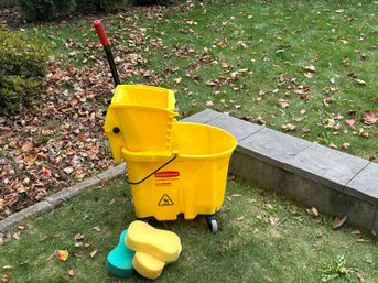 Rubbermaid Wavebreak Mop Bucket With Wringer