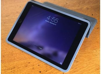 Working APPLE IPAD - Model A1566 - From 2015 - With Stand / Case - GREAT CONDITION