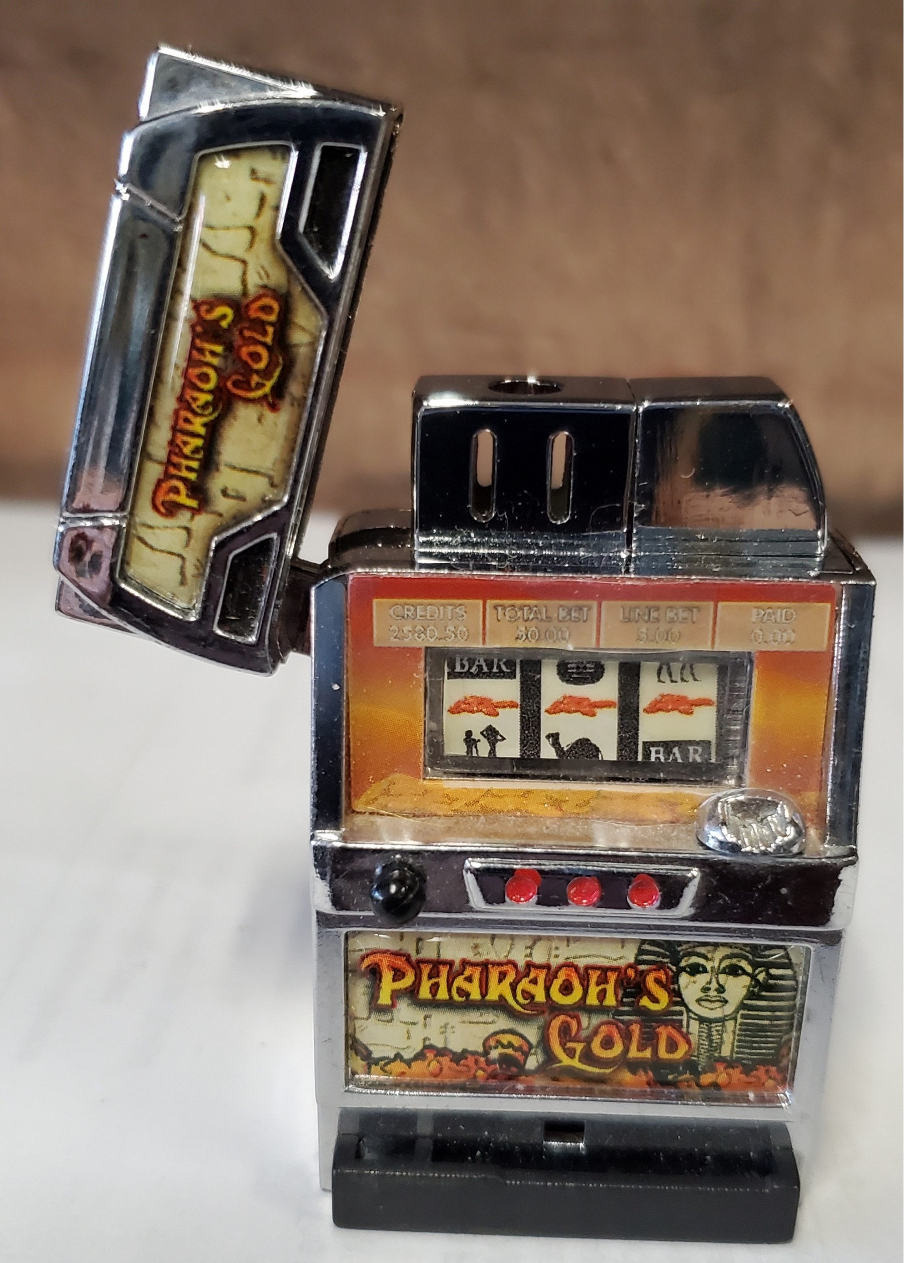 cigarette lighter machine Vintage Working Cigarette Lighter In A Fun Form: Pharaoh's Gold Slot Machine  - Flip Top Opens #858093